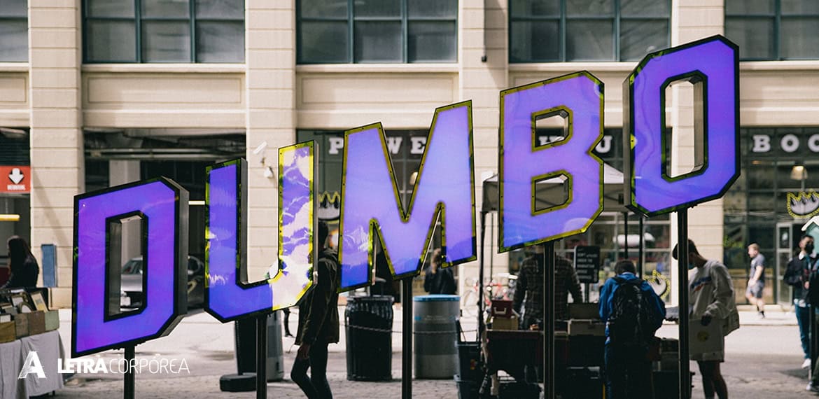 DUMBO letras corpóreas 3D con iluminación en urbano, señalización llamativa para eventos y decoraciones comerciales que resaltan en espacios públicos y ferias.