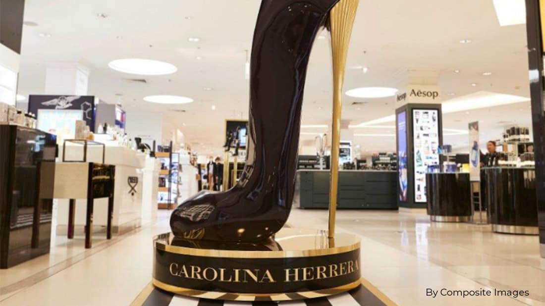 Zapato 3D gigante en una tienda de lujo con nombre Carolina Herrera en la base. Escultura moderna y llamativa hecha en impresión 3D para exhibiciones comerciales y decoración de alta gama.