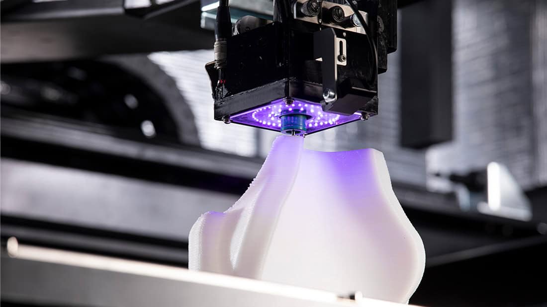 Fabricación de letras corpóreas en 3D con tecnología de impresión 3D, ideal para señalización y decoración comercial, utilizando materiales innovadores y procesos de alta precisión en LETRA CORPOREA 3D.