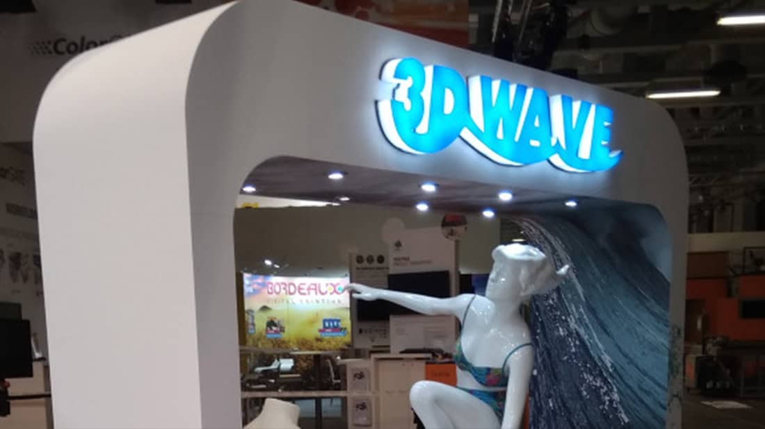 Wave 3D letra corporea exposición de señalización con diseño innovador y efectos de iluminación en ferias y eventos promocionales.