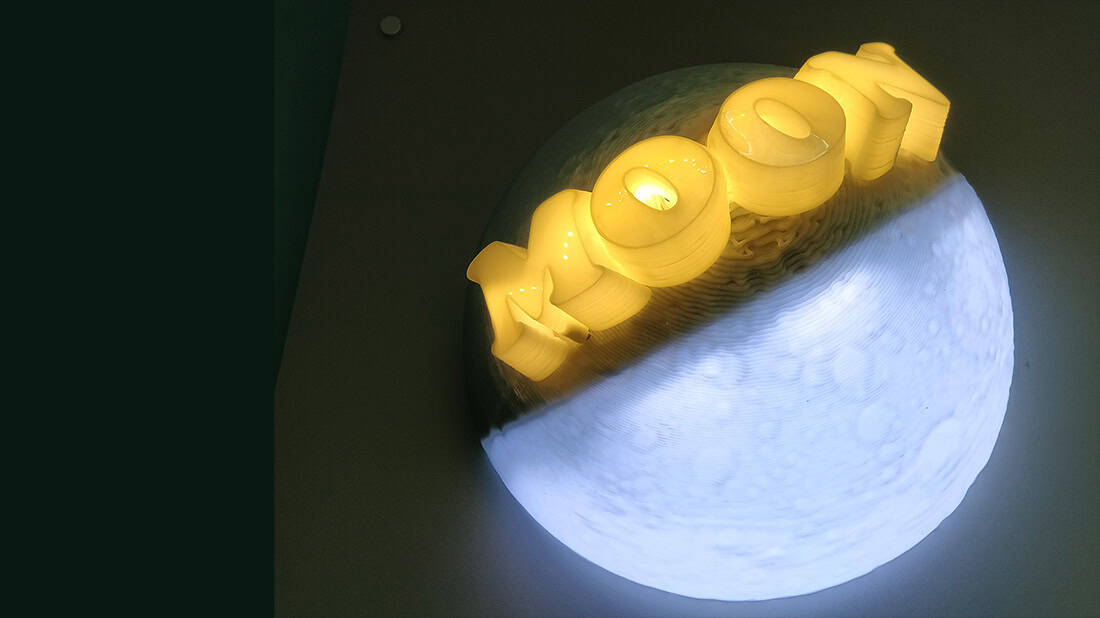 Letra Corporea 3D luminosa en diseño moderno con efecto moon, ideal para decorar espacios con tipografía en relieve y tecnología LED de bajo consumo.