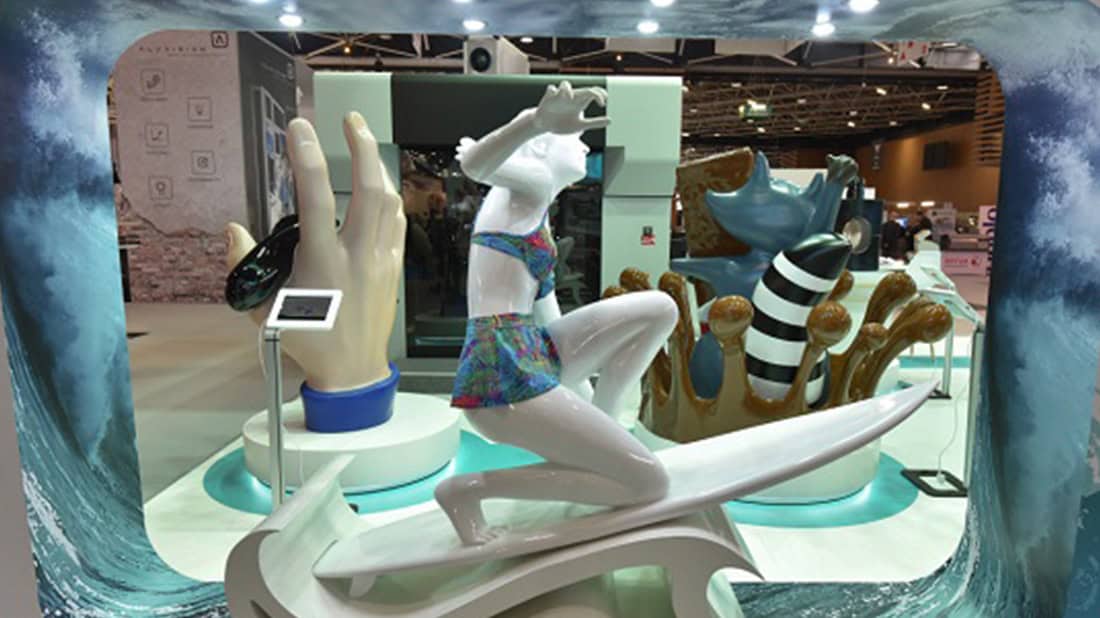 Diverso escultura en 3D de letras corporales, incluyendo manos, pies y figuras humanas, creada con tecnología de impresión 3D para exhibiciones y decoraciones innovadoras.