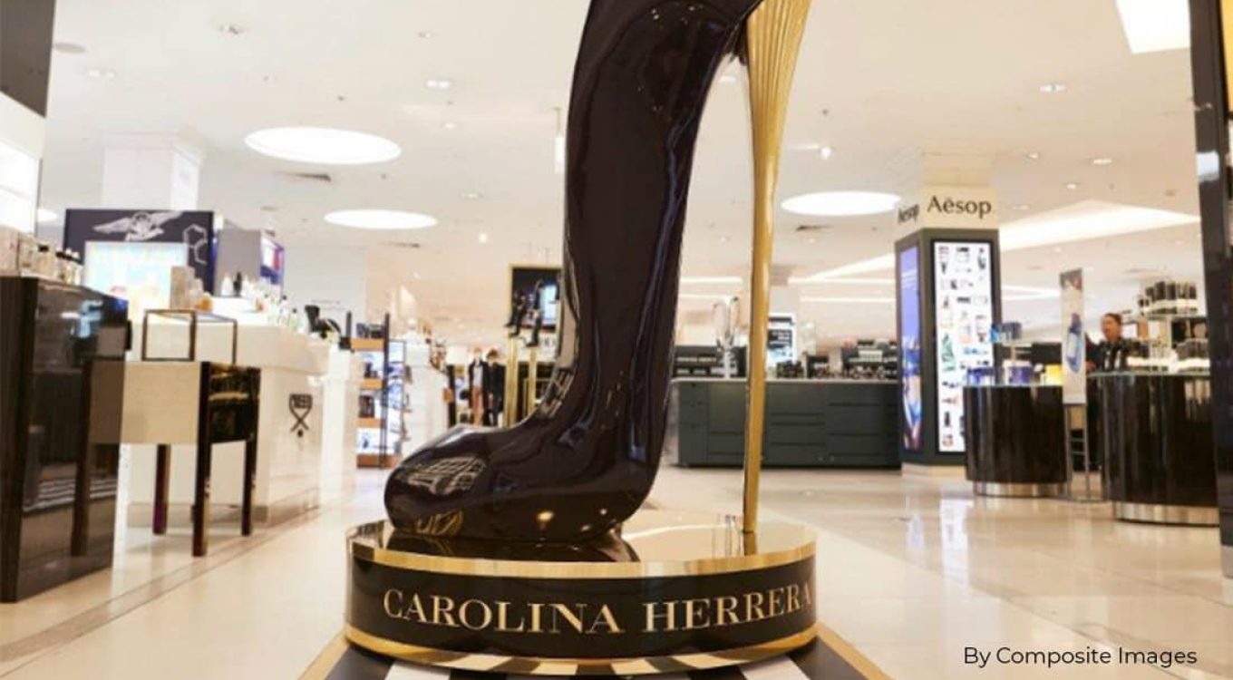 Zapato 3D gigante en una tienda de lujo con nombre Carolina Herrera en la base. Escultura moderna y llamativa hecha en impresión 3D para exhibiciones comerciales y decoración de alta gama.