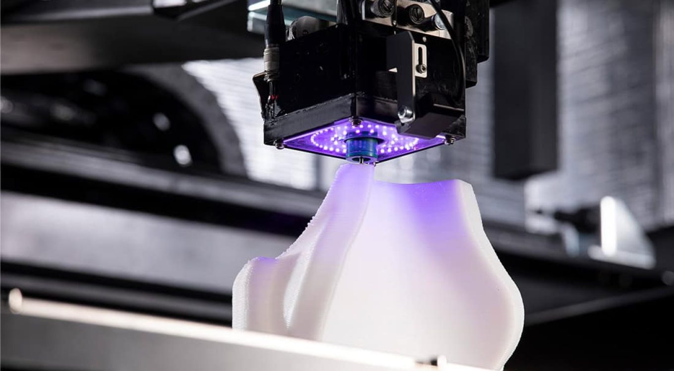 Fabricación de letras corpóreas en 3D con tecnología de impresión 3D, ideal para señalización y decoración comercial, utilizando materiales innovadores y procesos de alta precisión en LETRA CORPOREA 3D.