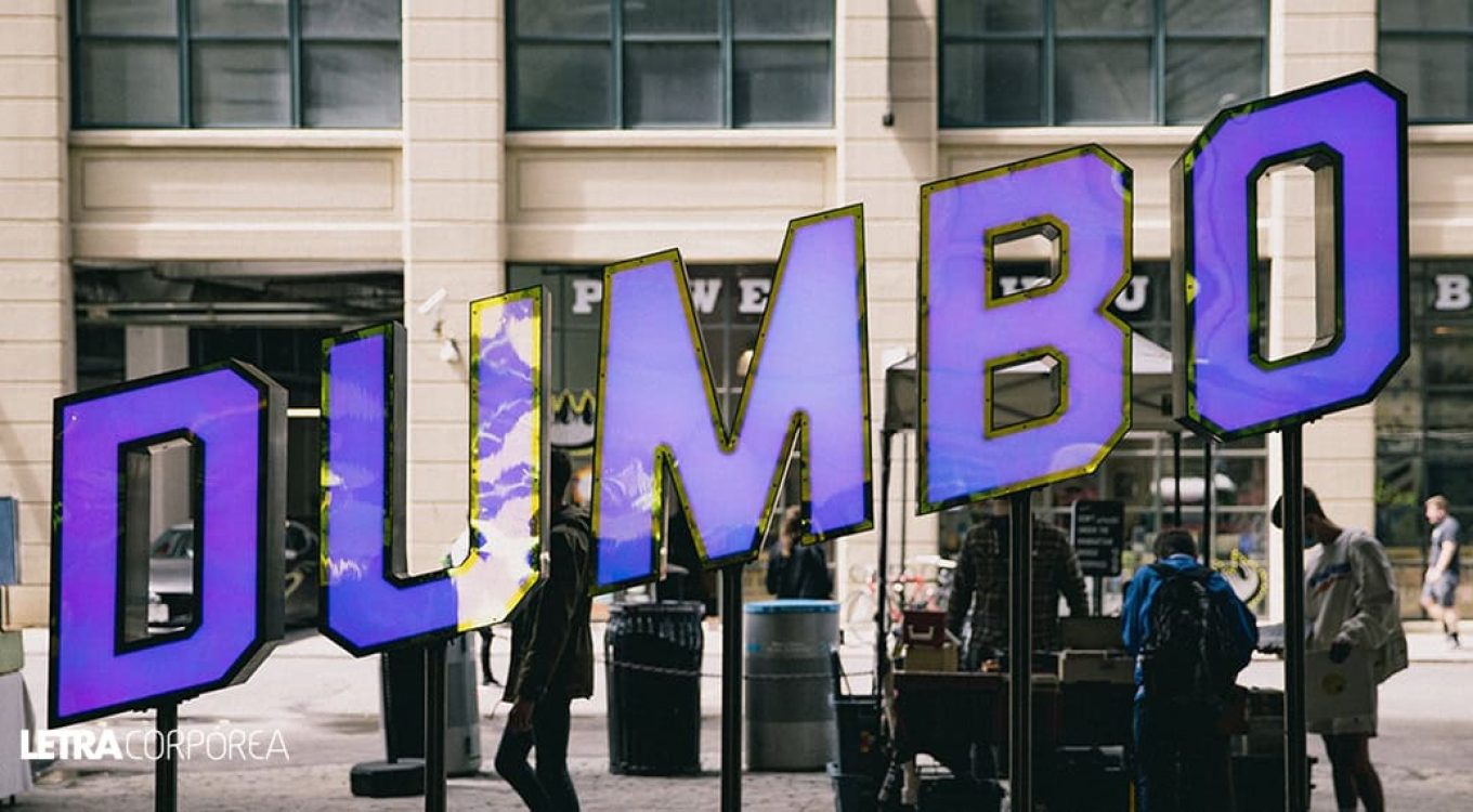 DUMBO letras corpóreas 3D con iluminación en urbano, señalización llamativa para eventos y decoraciones comerciales que resaltan en espacios públicos y ferias.
