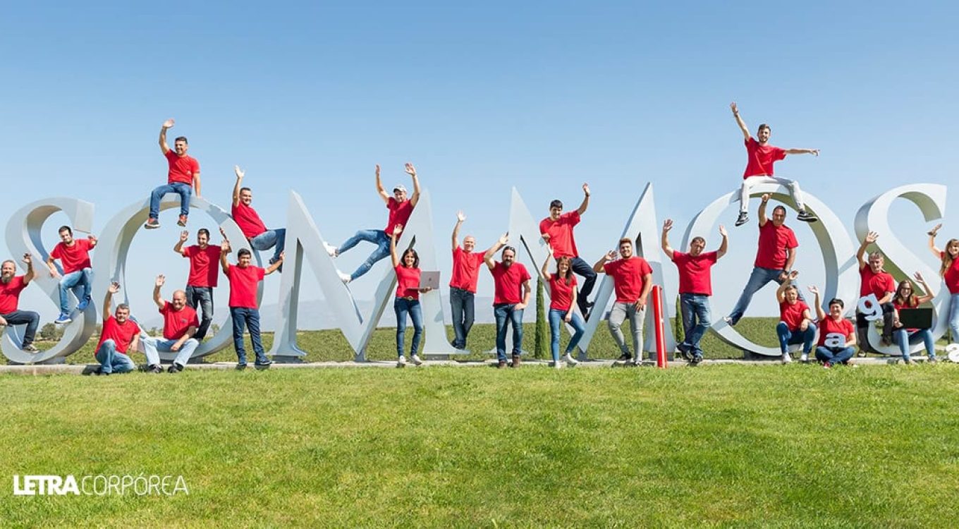 Letra corporea 3d grupo de personas en letras grandes y tridimensionales en exteriores.