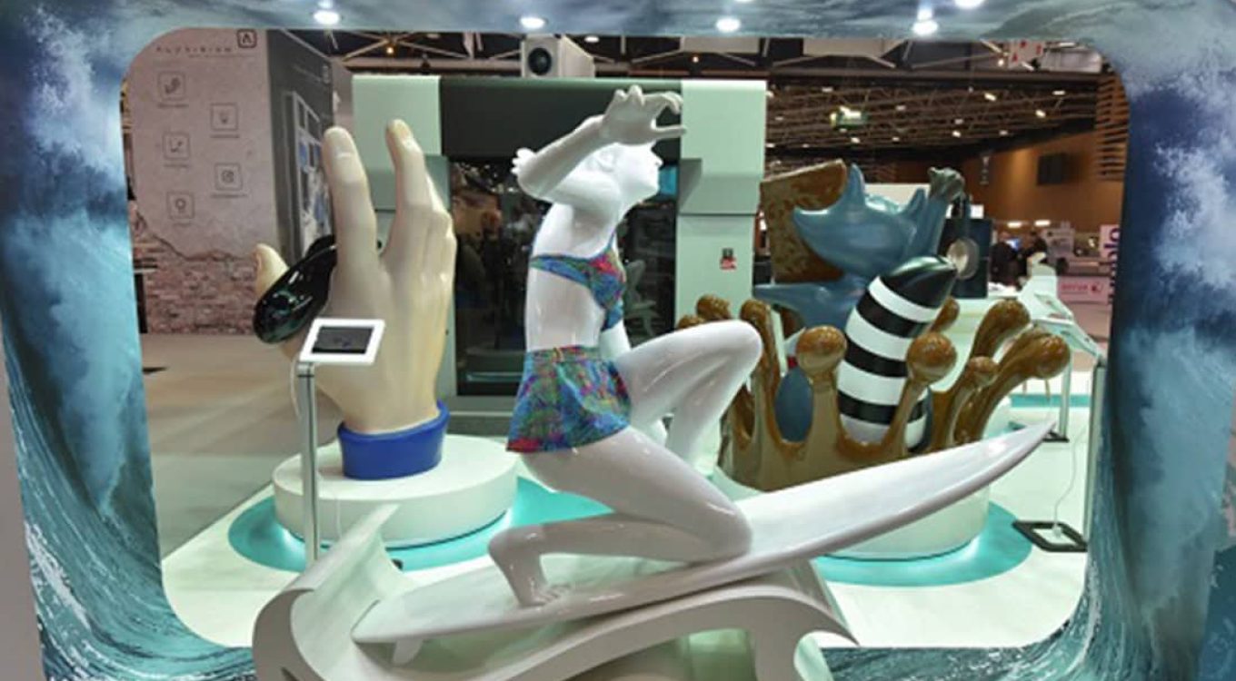 Diverso escultura en 3D de letras corporales, incluyendo manos, pies y figuras humanas, creada con tecnología de impresión 3D para exhibiciones y decoraciones innovadoras.